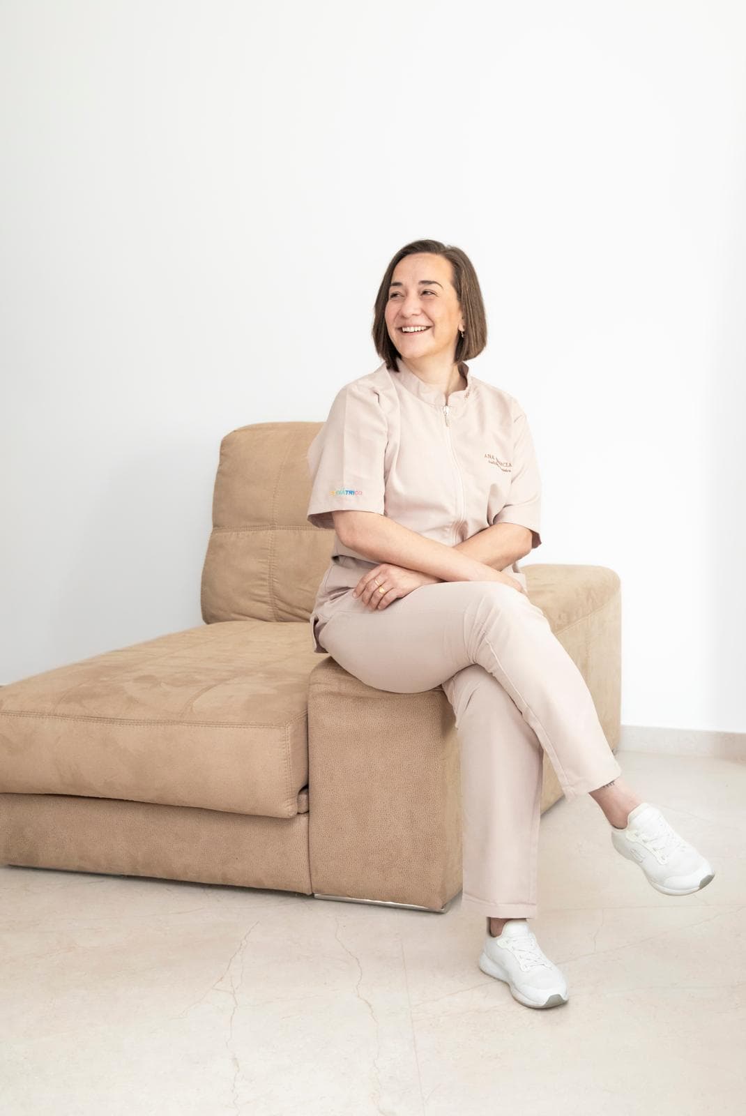 Ana Esparcia sentada en la consulta de EAR Audiología Avanzada